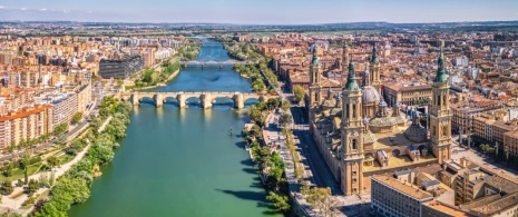 Vue du fleuve Èbre à son passage par la ville de Saragosse, Aragon Vue du fleuve Èbre à son passage par la ville de Saragosse, Aragon