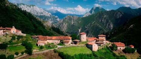 Blick auf das ländliche Dorf Bandujo, Asturien Blick auf das ländliche Dorf Bandujo, Asturien