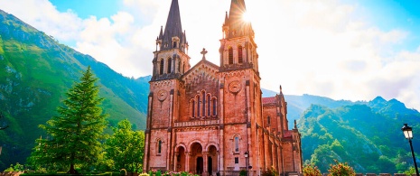 Bazylika w Covadonga w Cangas de Onís, Asturia Bazylika w Covadonga w Cangas de Onís, Asturia