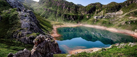 Jezioro Cueva, obszar chronionego krajobrazu Somiedo i jeziora Saliencia, Asturia Jezioro Cueva, obszar chronionego krajobrazu Somiedo i jeziora Saliencia, Asturia