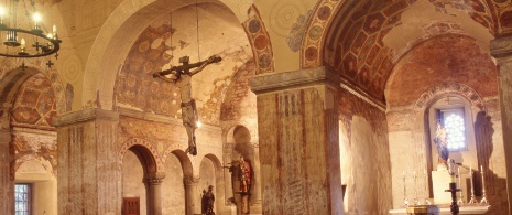 Wnętrze kościoła San Julian de Prados Wnętrze kościoła San Julian de Prados