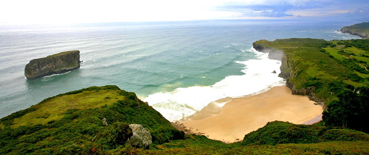 Plaża Ballota w Llanes