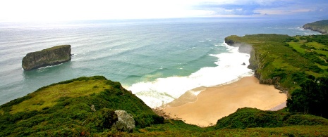 Plaża Ballota w Llanes Plaża Ballota w Llanes