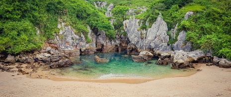 Sekretna plaża Gulpiyuri, Asturia Sekretna plaża Gulpiyuri, Asturia