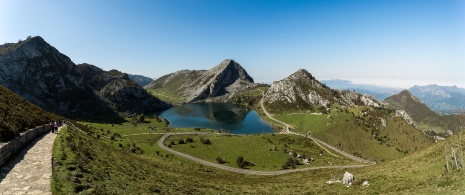Blick auf die Seen von Covadonga im Nationalpark Picos de Europa (Asturien) Blick auf die Seen von Covadonga im Nationalpark Picos de Europa (Asturien)