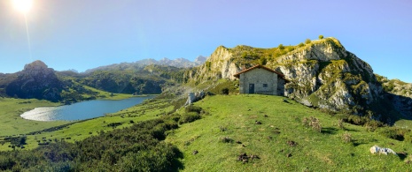 Die Seen von Covadonga im Nationalpark Picos de Europa, Asturien Die Seen von Covadonga im Nationalpark Picos de Europa, Asturien