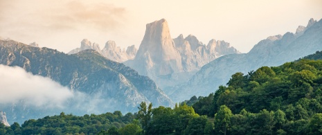 Vista del Naranjo de Bulnes en el Parque Nacional de los Picos de Europa, Asturias Vista del Naranjo de Bulnes en el Parque Nacional de los Picos de Europa, Asturias