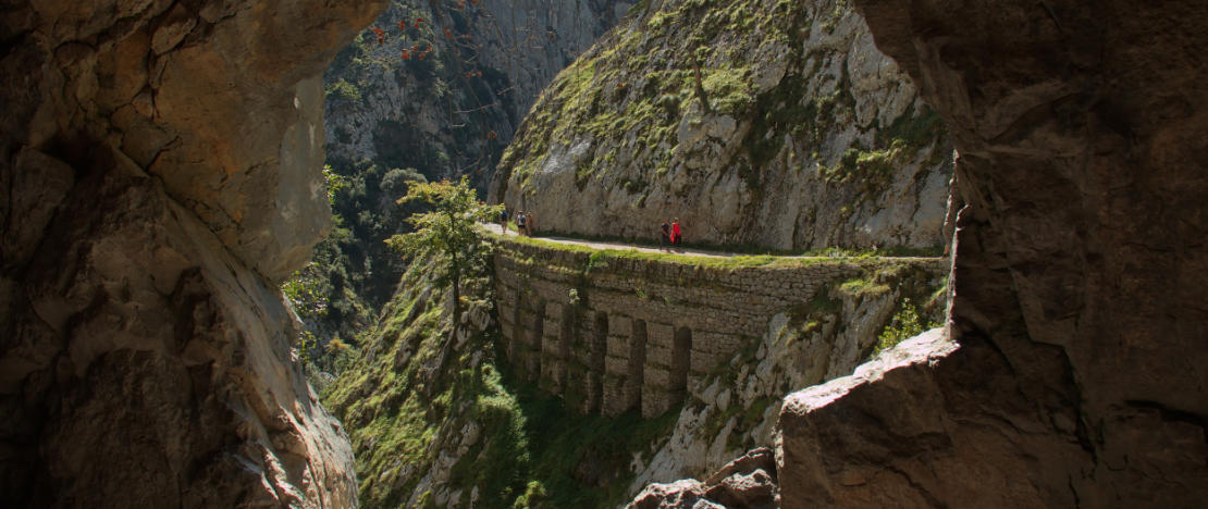 Odcinek szlaku Cares w Parku Narodowym Picos de Europa w Asturii.