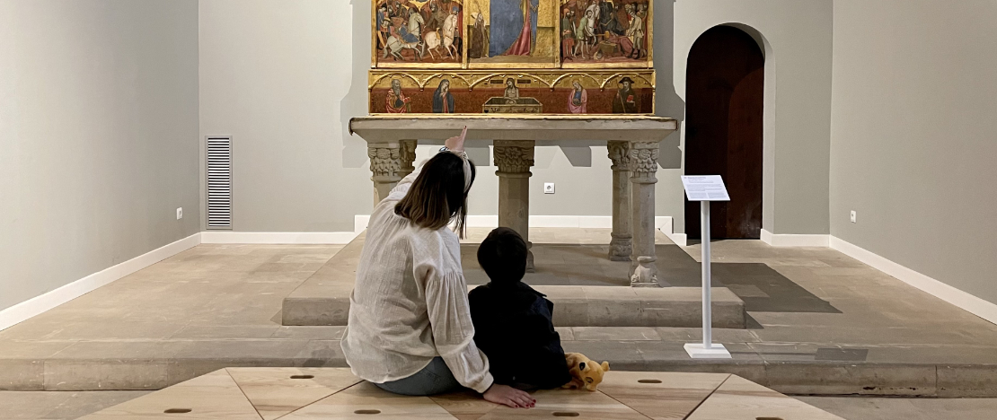 Ein Tourist betrachtet ein Kunstwerk im Museu d'Art Sacre de Mallorca in Palma de Mallorca, Balearen