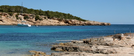 Cala Bassa, em Ibiza (Ilhas Baleares) Cala Bassa, em Ibiza (Ilhas Baleares)