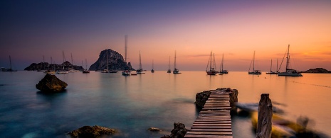 Barche al tramonto a Cala D'Hort, Ibiza Barche al tramonto a Cala D'Hort, Ibiza