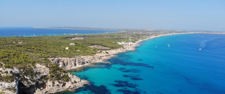 Widok z lotu ptaka na Camí de Sa Pujada de Es Calò na Formenterze na Balearach Widok z lotu ptaka na Camí de Sa Pujada de Es Calò na Formenterze na Balearach