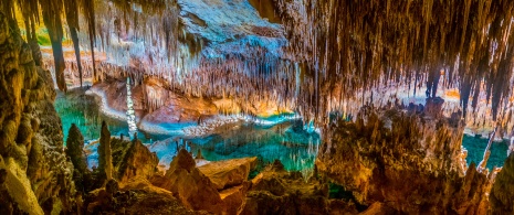 Interior das Cavernas de Drach em Maiorca Interior das Cavernas de Drach em Maiorca