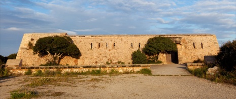 Es Fortí de Cala Longa, em Maiorca, Ilhas Baleares Es Fortí de Cala Longa, em Maiorca, Ilhas Baleares