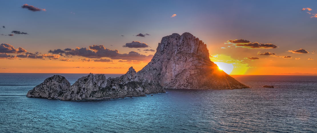 Blick auf Es Vedrà von der Cala d'Hort auf Ibiza, Balearen Inseln Blick auf Es Vedrà von der Cala d'Hort auf Ibiza, Balearen Inseln