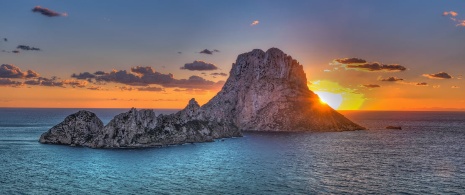 Blick auf Es Vedrà von der Cala d'Hort auf Ibiza, Balearen Inseln Blick auf Es Vedrà von der Cala d'Hort auf Ibiza, Balearen Inseln