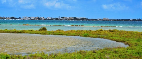 Widok na Estany des Peix w rezerwacie przyrody Ses Salines w Formenterze na Balearach Widok na Estany des Peix w rezerwacie przyrody Ses Salines w Formenterze na Balearach