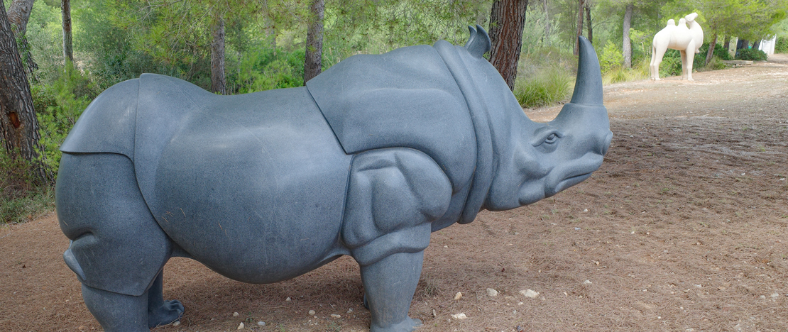 アルクディアのサ・バッサ・ブランカ美術館の庭園にある動物の彫刻