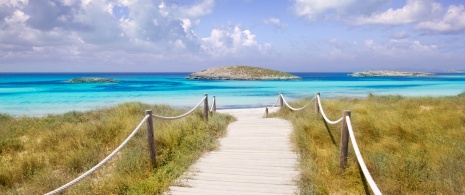Widok na plażę Ses Illetes na Formenterze na Balearach Widok na plażę Ses Illetes na Formenterze na Balearach