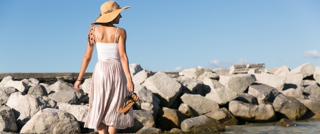 Mujer paseando frente al mar Mujer paseando frente al mar