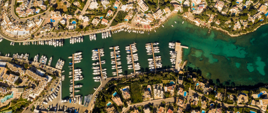 Vista aérea do porto esportivo de Cala d'Or, em Maiorca, Ilhas Baleares Vista aérea do porto esportivo de Cala d'Or, em Maiorca, Ilhas Baleares
