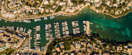 Vista aérea do porto esportivo de Cala d'Or, em Maiorca, Ilhas Baleares Vista aérea do porto esportivo de Cala d'Or, em Maiorca, Ilhas Baleares
