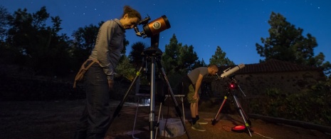 Touristen bei einem Astro-Erlebnis auf La Palma, Kanarische Inseln Touristen bei einem Astro-Erlebnis auf La Palma, Kanarische Inseln