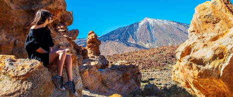 Dziewczyna w Parku Narodowym Teide na Teneryfie (Wyspy Kanaryjskie) Dziewczyna w Parku Narodowym Teide na Teneryfie (Wyspy Kanaryjskie)