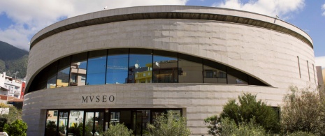 Główne wejście do Muzeum Archeologicznego Benahoarita w Los Llanos de Aridane, La Palma (Wyspy Kanaryjskie) Główne wejście do Muzeum Archeologicznego Benahoarita w Los Llanos de Aridane, La Palma (Wyspy Kanaryjskie)