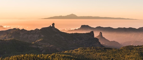 Blick auf Gran Canaria mit Teneriffa im Hintergrund Blick auf Gran Canaria mit Teneriffa im Hintergrund