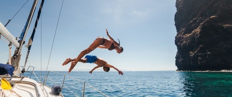テネリフェでヨットを楽しむカップル テネリフェでヨットを楽しむカップル