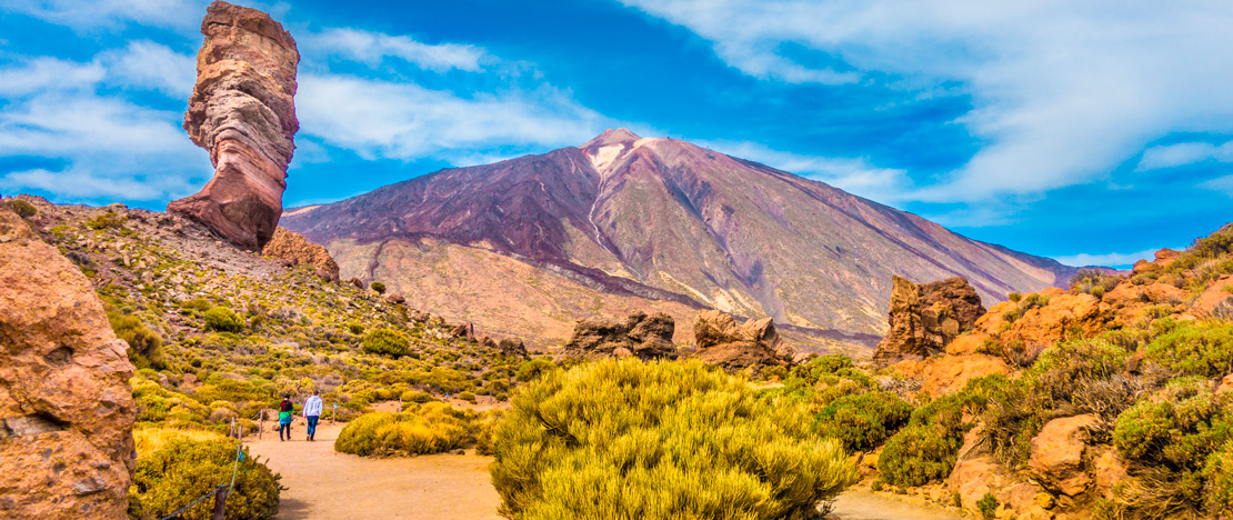 Ludzie spacerujący po Parku Narodowym Teide na Wyspach Kanaryjskich