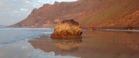 Пляж Фамара, Лансароте, Канарские острова Пляж Фамара, Лансароте, Канарские острова