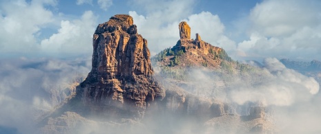 Vista del Roque Bentayga y del Roque Nublo en Gran Canaria, Islas Canarias Vista del Roque Bentayga y del Roque Nublo en Gran Canaria, Islas Canarias