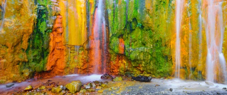 Cascata dei Colori presso la Caldera de Taburiente a La Palma, isole Canarie Cascata dei Colori presso la Caldera de Taburiente a La Palma, isole Canarie