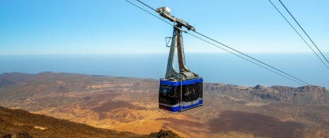 Kolejka linowa na Teide wjeżdżająca na wulkan. Teneryfa Kolejka linowa na Teide wjeżdżająca na wulkan. Teneryfa