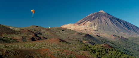 Gleitschirmfliegen in der Nähe des Teide auf Teneriffa, Kanarische Inseln Gleitschirmfliegen in der Nähe des Teide auf Teneriffa, Kanarische Inseln