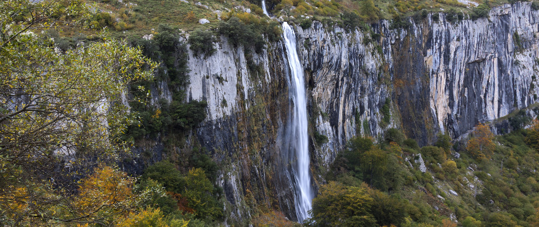Veduta della cascata di Cailagua nel Parco Naturale Collados del Asón, Cantabria