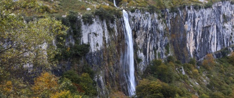 Veduta della cascata di Cailagua nel Parco Naturale Collados del Asón, Cantabria Veduta della cascata di Cailagua nel Parco Naturale Collados del Asón, Cantabria