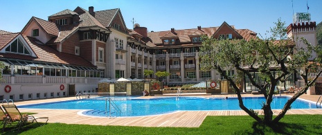Вид на курорт Balneario de Puente Viesgo, Кантабрия Вид на курорт Balneario de Puente Viesgo, Кантабрия