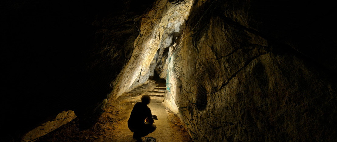 Vista de una galería de la Cueva de Covalanas en Ramales de la Victoria, Cantabria