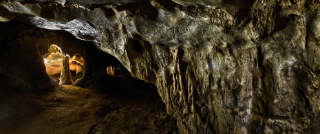 Cueva de Hornos de la Peña en Peña de los Hornos, Cantabria Cueva de Hornos de la Peña en Peña de los Hornos, Cantabria