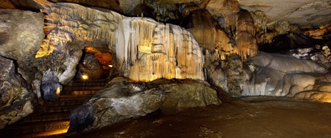 Vista panorámica de una sala de la Cueva de Las Monedas en Puente Viesgo, Cantabria Vista panorámica de una sala de la Cueva de Las Monedas en Puente Viesgo, Cantabria