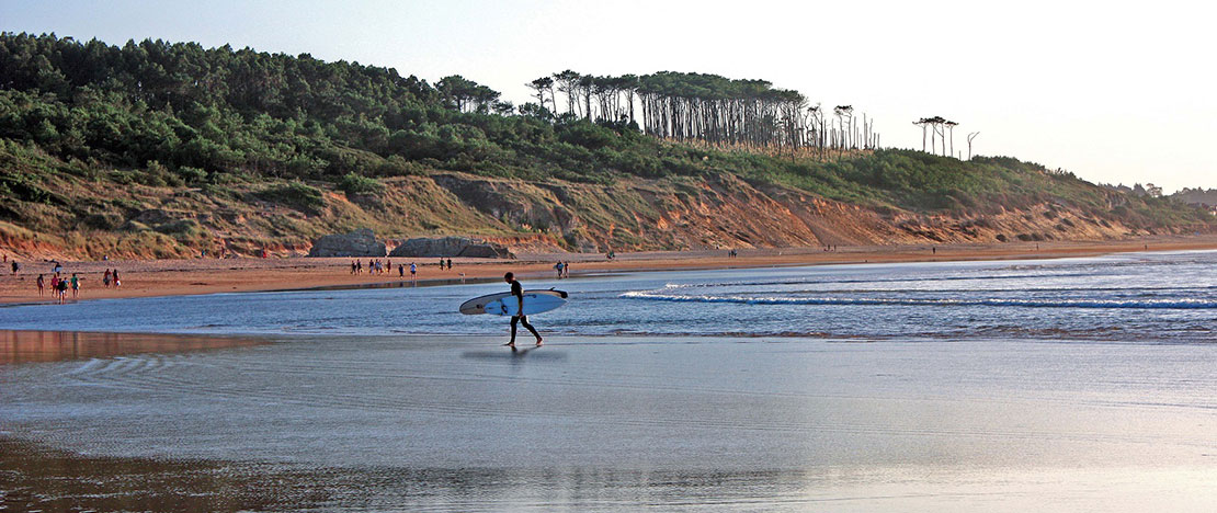 Surfista sulla spiaggia di Somo, Cantabria
