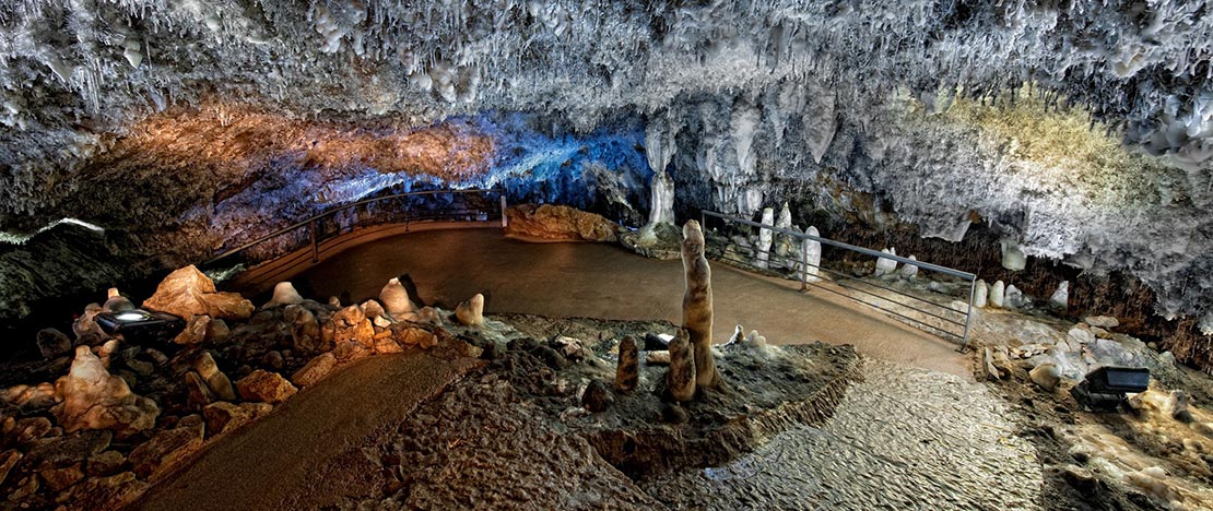 Interior de la cueva de El Soplao. Cantabria