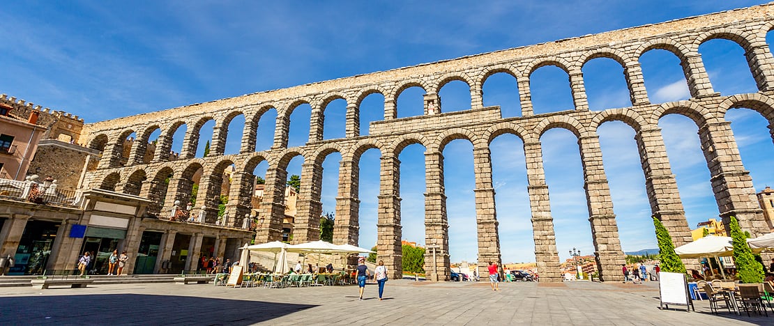 Blick auf das romanische Aquädukt von Segovia, Kastilien-León Blick auf das romanische Aquädukt von Segovia, Kastilien-León