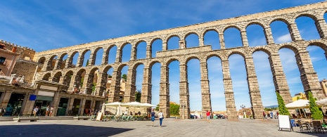 Blick auf das romanische Aquädukt von Segovia, Kastilien-León Blick auf das romanische Aquädukt von Segovia, Kastilien-León
