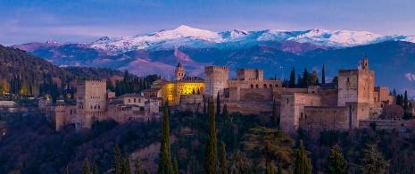 Ansichten der Alhambra mit der Sierra Nevada im Hintergrund während des Winters in Granada, Andalusien. Ansichten der Alhambra mit der Sierra Nevada im Hintergrund während des Winters in Granada, Andalusien.