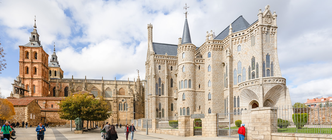 La cathédrale Santa María (à gauche) et le palais épiscopal (à droite). Astorga, León. La cathédrale Santa María (à gauche) et le palais épiscopal (à droite). Astorga, León.