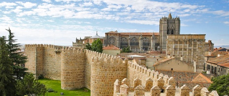 Stadtmauer und Kathedrale von Ávila Stadtmauer und Kathedrale von Ávila